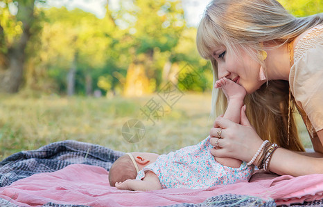 妈妈怀着新生婴儿 有选择的专注生活拥抱幸福父母女孩童年家庭睡眠横幅母亲孩子高清图片素材