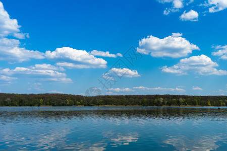 湖面 水中天空反射的湖面表层上有水中的天空镜子地平线蓝色风景生态背景图片