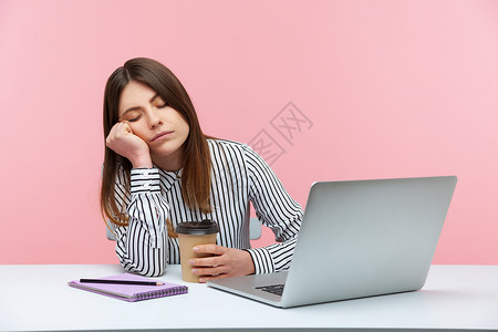 有情感的年轻女性 坐在办公室工作 有粉红色背景员工失眠女士自由职业者挫折唤醒睡意电脑黑发职场筋疲力尽高清图片素材