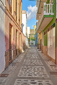 欧洲乡村旅游小镇空荡荡的鹅卵石街道 一条安静的狭窄小巷 有五颜六色的公寓楼或房屋 隐藏在圣克鲁斯德拉帕尔马传统建筑的小街背景图片