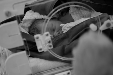 出生在生命的最初几分钟里女儿医疗孩子妈妈家庭母性生活母亲婴儿童年女性高清图片素材