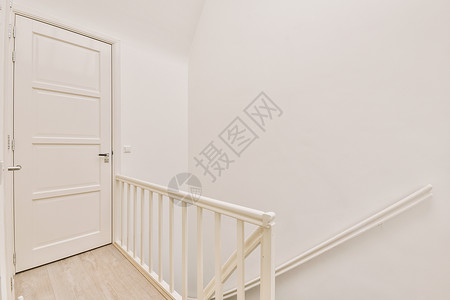 家里楼梯附近房间的门窗户出口住宅建筑学水平白色门厅走廊房子装饰背景图片