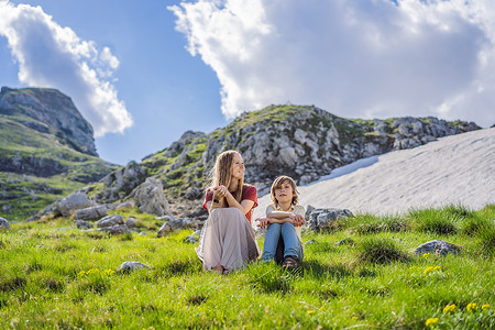 黑山美丽的杜米托尔国家公园杜米托尔山湖景中的母亲和儿子家庭 那里有湖泊冰川和反射山顶峰男人探索旅游冒险针叶旅行蓝色远足山脉男生高清图片素材