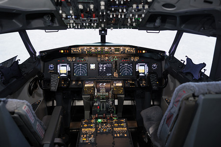 客机飞行员装有电子飞行导航板的空空飞机驾驶舱背景