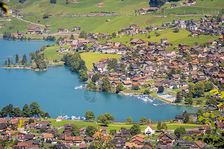 瑞士上华登州Lungern 松绿湖和村镇背景图片
