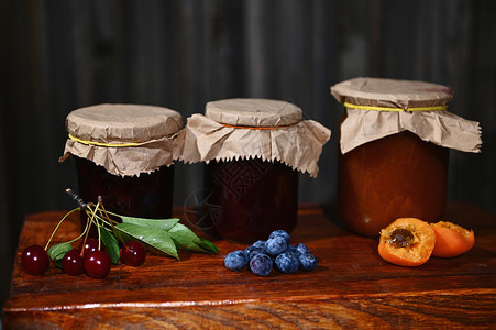 果冻樱桃收集自制各种季节性水果果酱和生锈木材背景的浆果 Canning 概念背景
