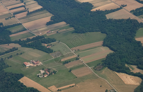 从飞机对农村地区进行空中观察高清图片