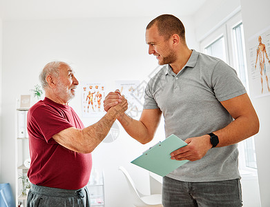 护士医生老年护理锻炼物理治疗锻炼帮助援助退休家庭物理治疗拉伸带诊所治疗师老人伸展成人高清图片素材