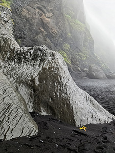 冰岛无尽黑滩上令人惊叹的玄武岩结构管风琴节理天空墙纸柱状岩石悬崖石头柱子蓝色背景图片