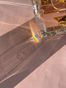 太阳光通过玻璃反射创造力香水瓶子阴影彩虹棱镜水晶艺术光学香味背景图片