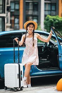 在户外出租汽车附近携带手提箱旅行的妇女微笑经销商女士司机汽车女性运输行李商业服务背景