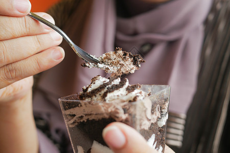 女人吃慕斯蛋糕高清图片