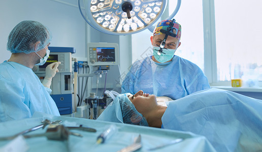 在手术室工作的外科医生女孩情况女士疼痛医院剧院面具专家操作外套疾病高清图片素材