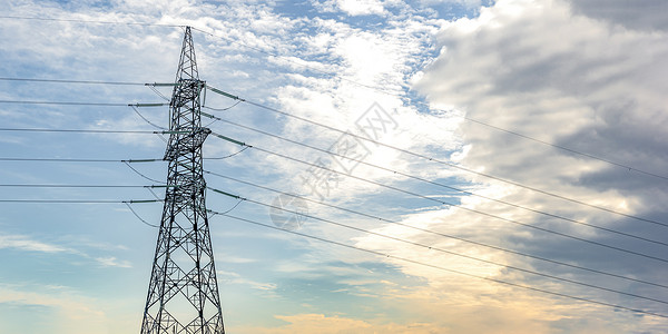高压柱 电网杆对着天空 高压塔 电力使用和电力成本概念背景图片