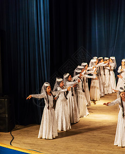 格鲁吉亚第比利斯  2019 年 6 月 20 日 格鲁吉亚民族舞蹈 格鲁吉亚第比利斯2019 年 6 月 20 日 选择性聚焦背景图片