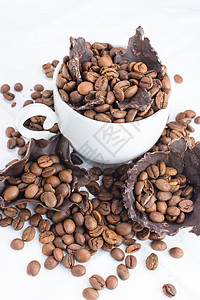 含咖啡豆白杯白色食物桌布咖啡杯子黑色棕色巧克力背景图片