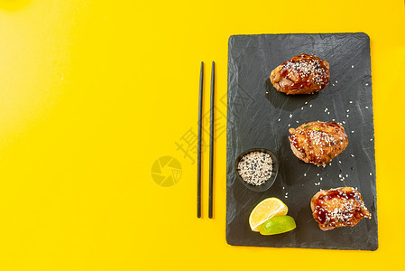 筷子使用照烧鸡肉是一种传统的日本油炸方法 使用日本料理中常见的甜酱 照烧鸡肉是一道经典的亚洲菜 顶部视图和文本的空白空间筷子家禽辣椒盘子背景