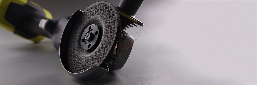 灰色背景上带盘片的角气压研磨机研磨机齿轮火花维修精加工光盘生产工艺机器磨床圆圈背景图片
