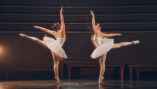舞者转眼间来来去去 两个芭蕾舞演员在舞台上练习套路背景图片