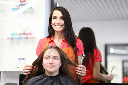专业理发师在沙龙剪女发程序发型梳子商业服务职业理发店客户剪刀理发关心高清图片素材