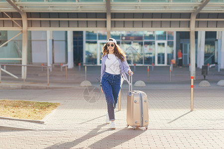 挎着包美少女在机场的年轻美少女 带着行李去飞机上 放假飞苍蝇 旅途中幸福乘客航站楼飞机场街道旅游手提箱旅行女士车站背景