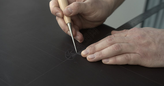 在皮革车间制作 bew 手工皮革钱包的工作过程 小型企业创造皮革制品的概念 水平构图拍摄缝纫高清图片素材