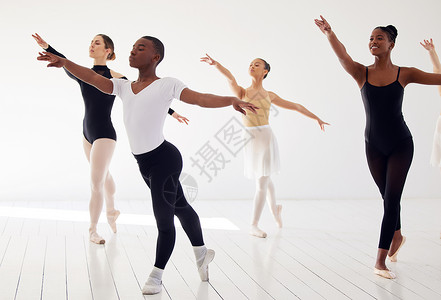 学习跳舞给了你最大的自由 一群芭蕾舞演员在舞蹈工作室练习套路背景图片