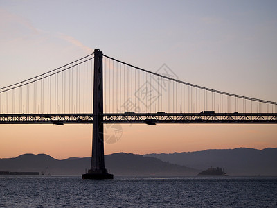 天亮时湾桥的旧金山一侧高清图片