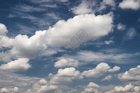 在宁静的蓝色天空中 白毛云气候气氛气象日光环境风景阳光多云季节天堂背景图片