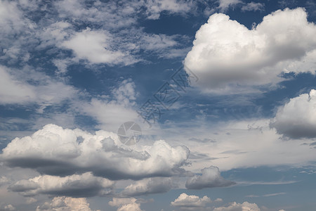 在宁静的蓝色天空中 白毛云白色风景空气多云气象环境气候气氛晴天阳光背景图片