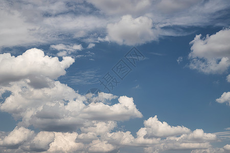 在宁静的蓝色天空中 白毛云日光阳光晴天风景气象空气环境白色多云季节背景图片