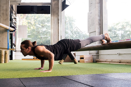 体育运动员在健身房的火车做俯卧撑年轻的高清图片素材