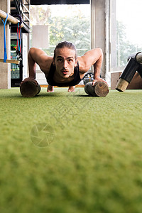 体育运动员在健身房做俯卧撑的垂直照片力量高清图片素材