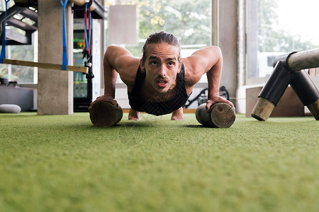 健身体育馆的运动员训练 做俯卧撑嬉戏的高清图片素材