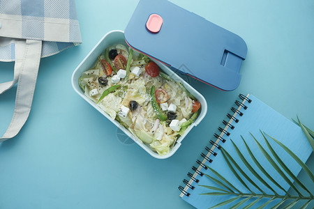 蔬菜框颜色背景上的午餐框顶部视图投射勺子产品食物粉色蔬菜学校饭盒桌子蓝色背景