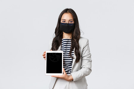 商业 金融和就业 共同19年防止病毒和社会动荡概念 自信的女房地产经纪人在数字平板胶片上为客户展示交易 佩戴面罩face面具企业背景