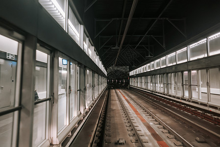 机场航站楼之间移动地铁车厢的前舱视图 在巴塞罗那乘坐无人驾驶地铁 先进的交通系统 地下隧道背景