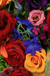 混合花花安排红色鲜花婚礼装饰白色装饰品蓝色黄色插花中心背景图片