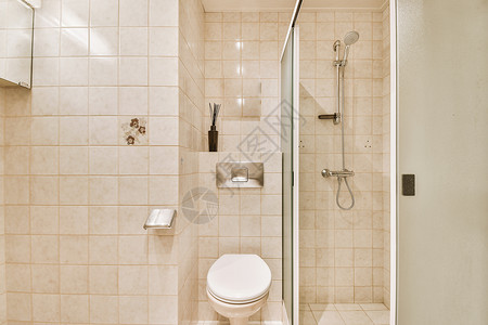 淋浴门淋浴小屋附近的垃圾和厕所镜子住宅龙头水平玻璃建筑学洗手间卫生间反射白色背景