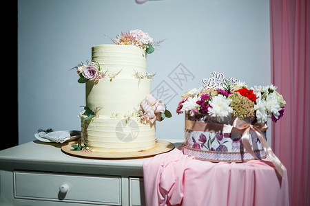 为新婚夫妇准备的甜蜜婚礼蛋糕纪念日食物裙子新人传统生日桌子婚姻奶油夫妻背景图片