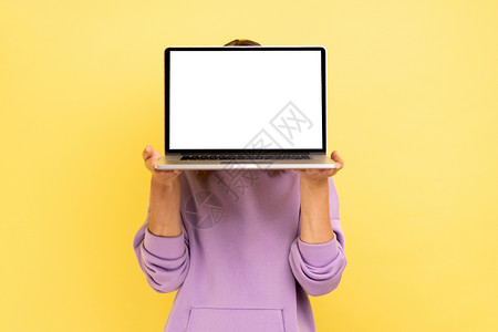 妇女将面罩藏在笔记本电脑后面 空白显示广告或宣传文本的画面背景图片