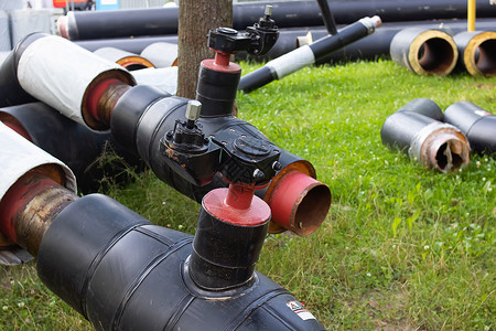 新的水管管道管道 在草地上隔绝技术高清图片素材