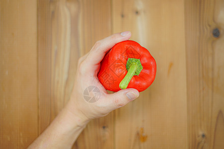 男性手与辣椒黄色食品植物甜点水果蔬菜食物绿色烹饪手指背景图片