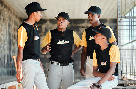 一群年轻的棒球运动员在地洞里闲聊 他们却站在地窖里闲聊户外的高清图片素材