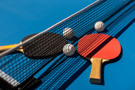 蓝色网纱桌网球和蝙蝠竞赛乐趣桌子阴影球拍乒乓反射娱乐分数闲暇背景