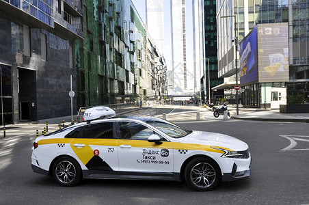 起亚白色出租车Yandex去莫斯科的在线出租车服务背景