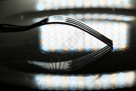 板上金属叉和刀厨房桌子服务刀具团体餐具银器环境午餐宴会背景图片