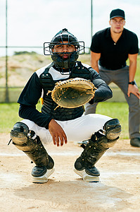 一位英俊的年轻棒球运动员 准备在球场比赛中打球 他是一个优秀的球手男性高清图片素材