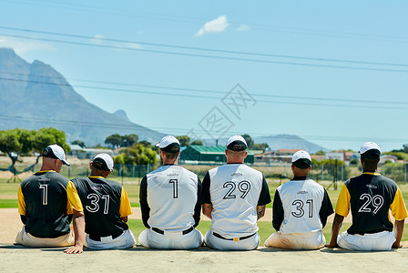 一群无法辨认的棒球选手在白天坐在棒球场附近 拍摄了一队球员的雷射镜头 (笑声)运动的高清图片素材