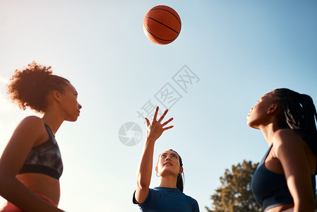 一群不同的女运动员在白天一起打篮球比赛(竞技篮球) 他们都是这样玩的 (笑声)法庭高清图片素材